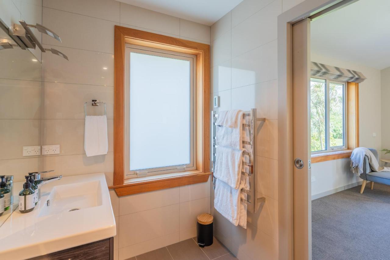 Anam Cara Gardens Luxury Villa Private Bedrooms And Ensuite Bathrooms Sleeps 9 Otaki 外观 照片