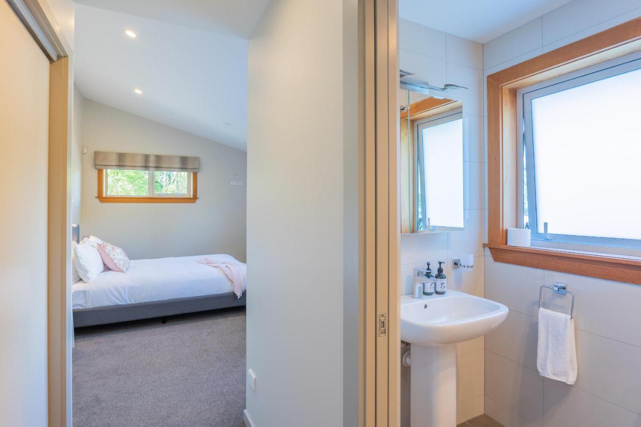 Anam Cara Gardens Luxury Villa Private Bedrooms And Ensuite Bathrooms Sleeps 9 Otaki 外观 照片