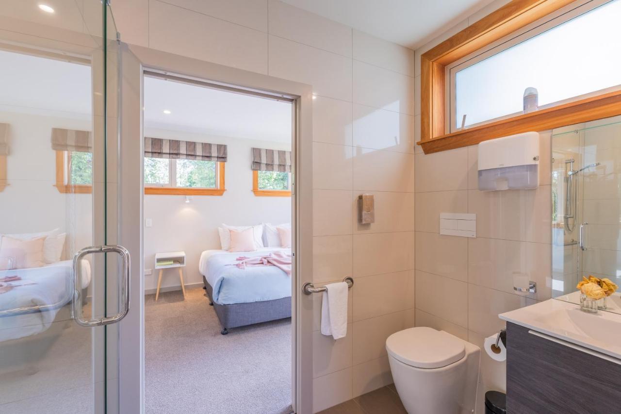 Anam Cara Gardens Luxury Villa Private Bedrooms And Ensuite Bathrooms Sleeps 9 Otaki 外观 照片