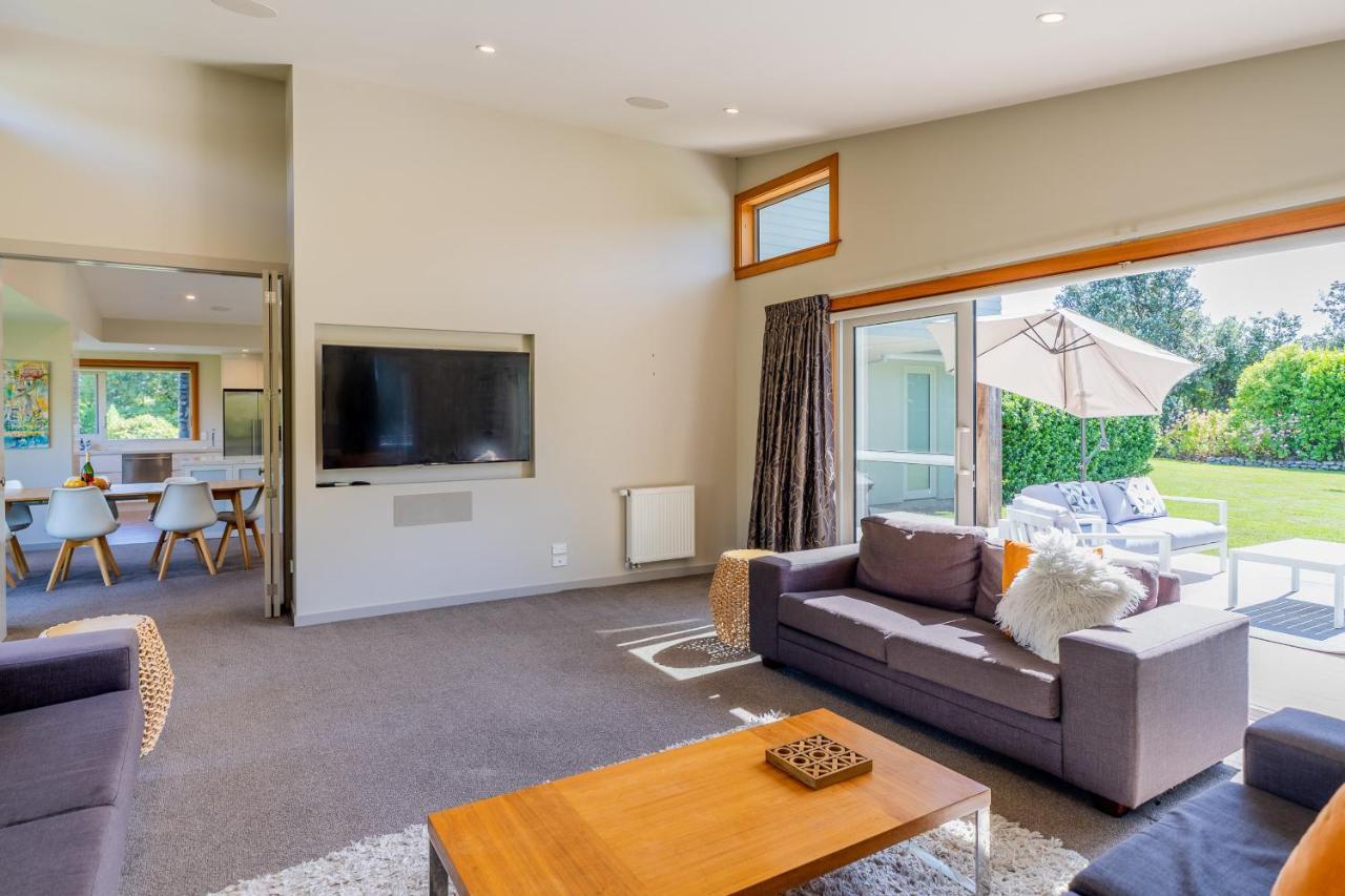 Anam Cara Gardens Luxury Villa Private Bedrooms And Ensuite Bathrooms Sleeps 9 Otaki 外观 照片