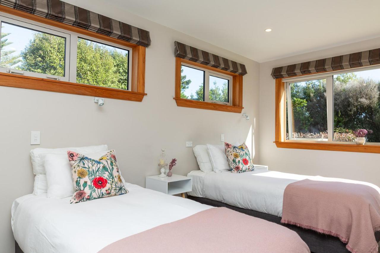 Anam Cara Gardens Luxury Villa Private Bedrooms And Ensuite Bathrooms Sleeps 9 Otaki 外观 照片