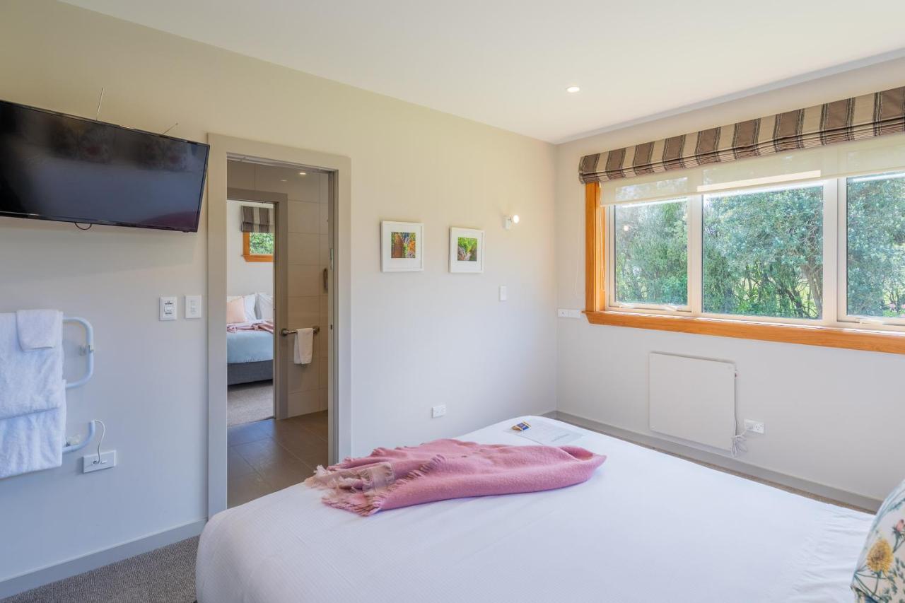 Anam Cara Gardens Luxury Villa Private Bedrooms And Ensuite Bathrooms Sleeps 9 Otaki 外观 照片